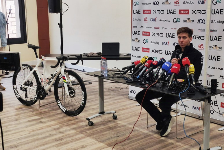 Novo, menda najhitrejše kolo na svetu ob najboljšem kolesarju, kot pritiče. 