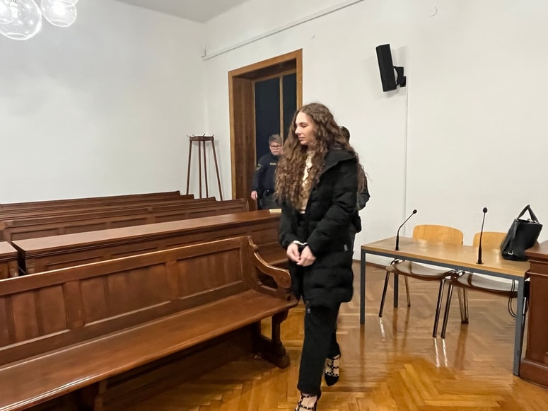 Monia Žuran je v priporu. Priprtih je še pet soobtoženih, ostalih 12 se brani s prostosti. 