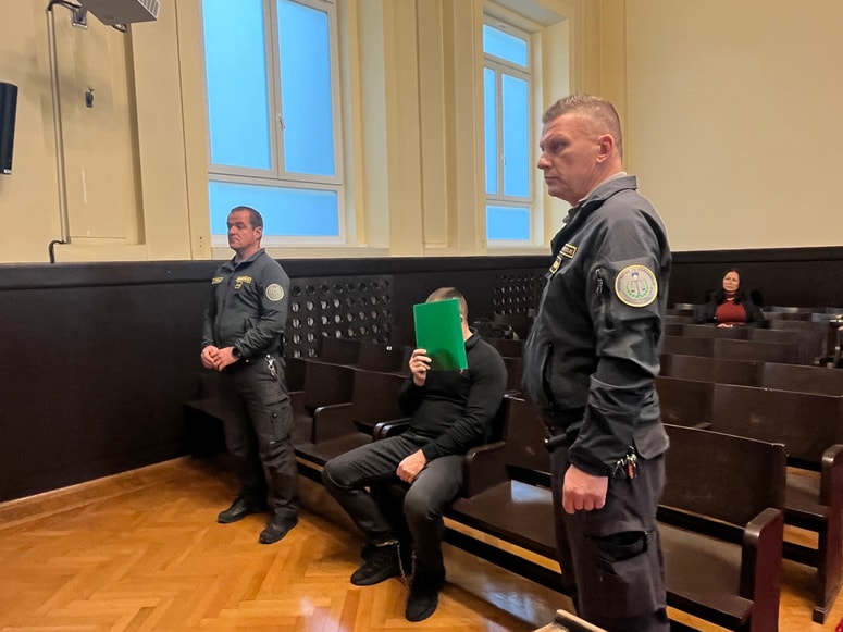 Kristijan Kamenik je pred novinarji skrival svoj obraz. 