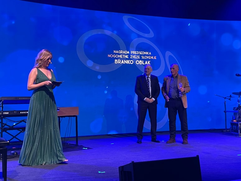 Brane Oblak (desno) z nagrado predsednika NZS kot priznanje za njegovo uspešno kariero. 