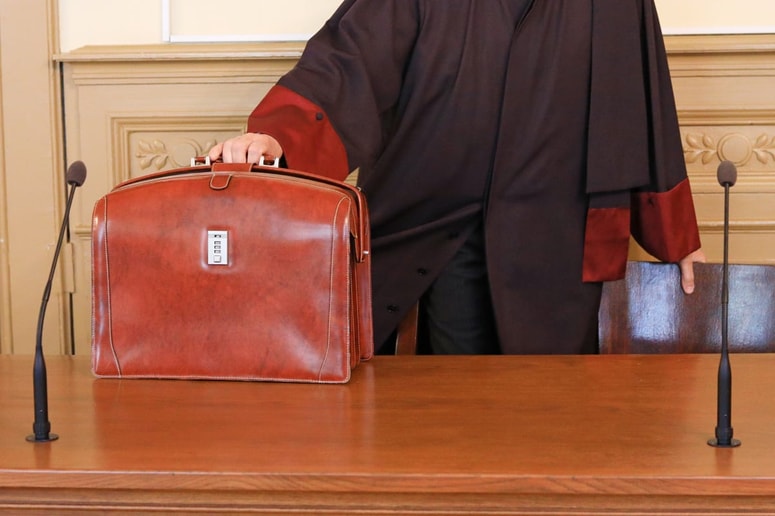 Kako izbrati pravega odvetnika, ki bo uspešno zastopal naše interese, je vprašanje za milijon evrov. 