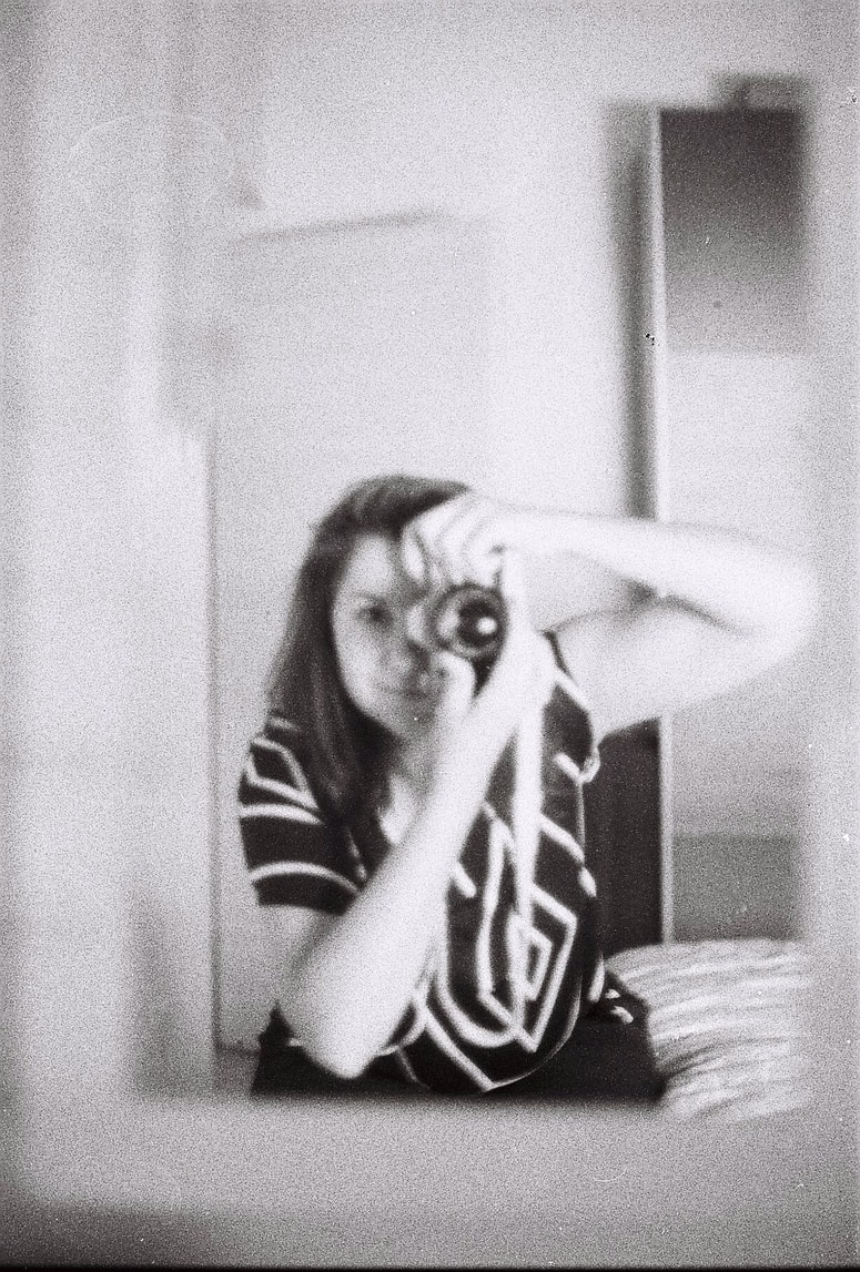 Nina Medved: "Lirska subjektka hodi po svetu, opazuje otroke na ulici med igro, usode mam, potem pa začne upirati fotoaparat tudi proti sebi, v poeziji in v fotografiji začne ustvarjati avtoportrete, tako pa zgradi ta nenavadni družinski 'album' pesmi in fotografij."

