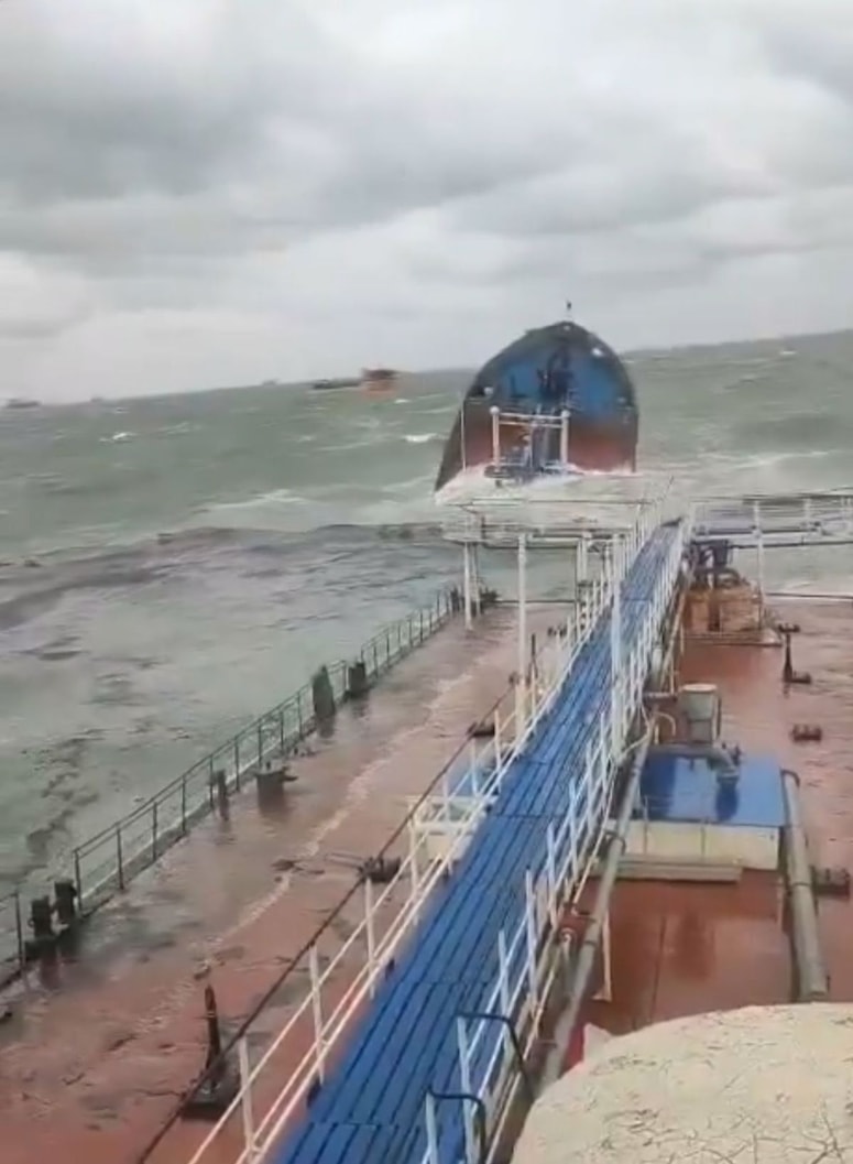 Prelomljen ruski tanker v Kerški ožini