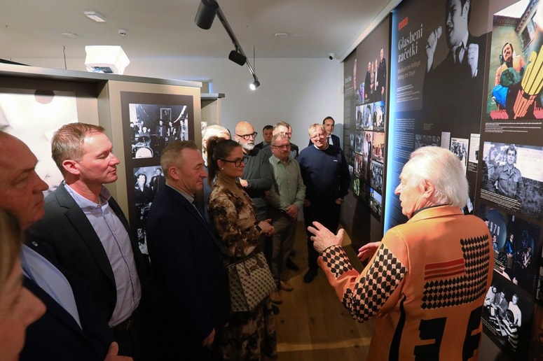 V Muzeju Alfi Nipič v Jarenini je legendarni pevec članom organov sveta Podravske regije predstavil nekaj zanimivosti iz svojega življenja. 