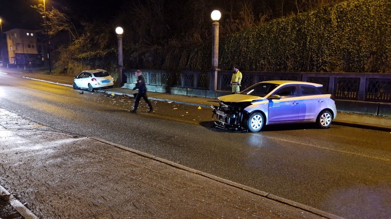 Glavna fotografija članka:(FOTO) V nesreči udeležena tri vozila: Zaradi kolone je obračal, potem pa je počilo