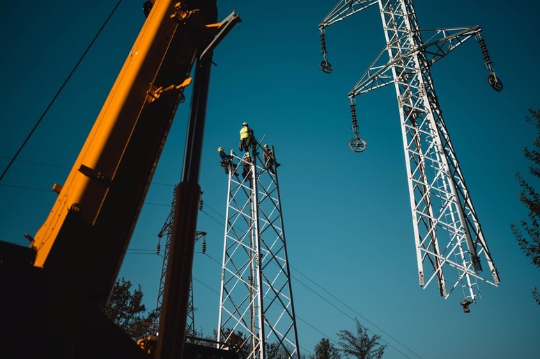 Ocena vseh potrebnih naložb v distribucijskem omrežju v naslednjem desetletnem obdobju znaša štiri milijarde evrov, ELES pa bo v prenosno omrežje vložil še dobro milijardo evrov. 