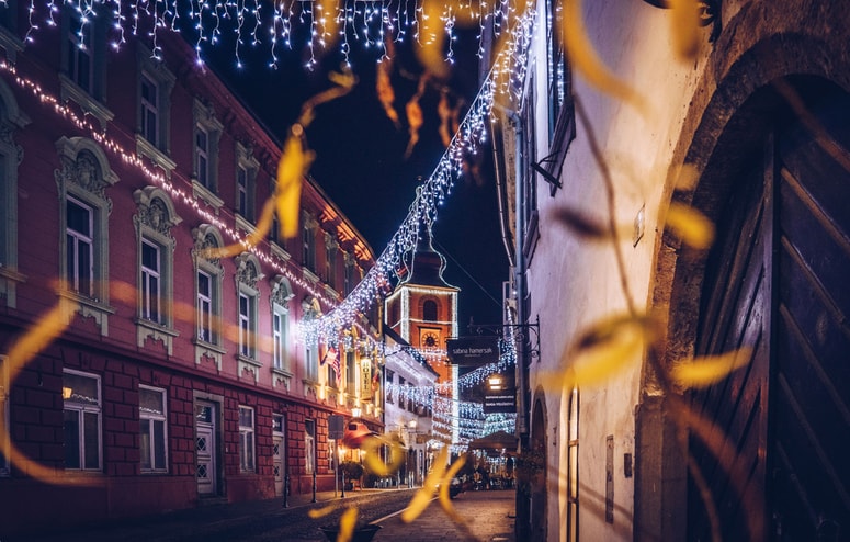 Eden najlepših pogledov na Slovenski trg je, če stojimo pri Hotelu Mitra.   