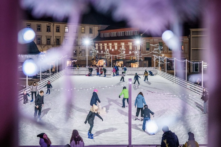 Advent na Ptuju se s prižigom lučk in odprtjem drsališča začenja 1. decembra. 