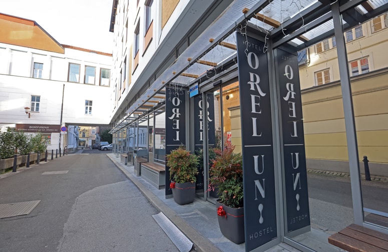 Hotel Orel v Volkmerjevem prehodu ima 71 sob. 