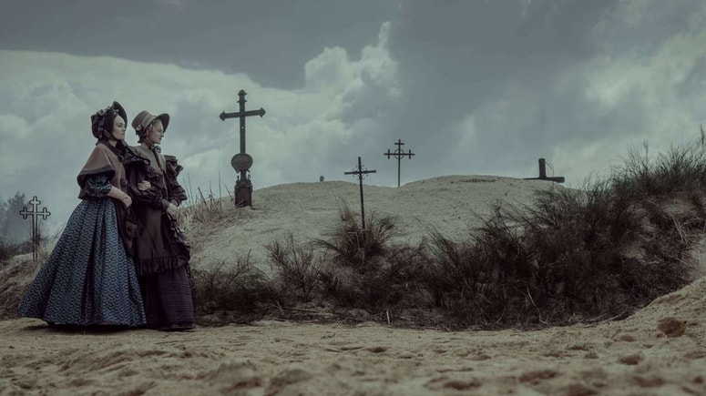 Novi Nosferatu se v nasprotju z ekspresionistično igro svetlobe v izvirniku bolj zanaša na izprano, sivo digitalno podobo. 