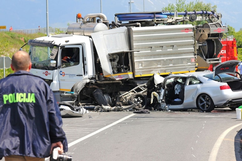 Glavna fotografija članka:Z audijem se je zaril pod tovornjak