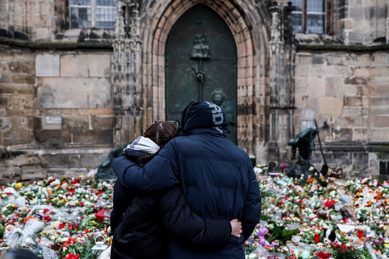 Glavna fotografija članka:V Magdeburgu žalujejo za žrtvami. Kaj obljublja nemška vlada?