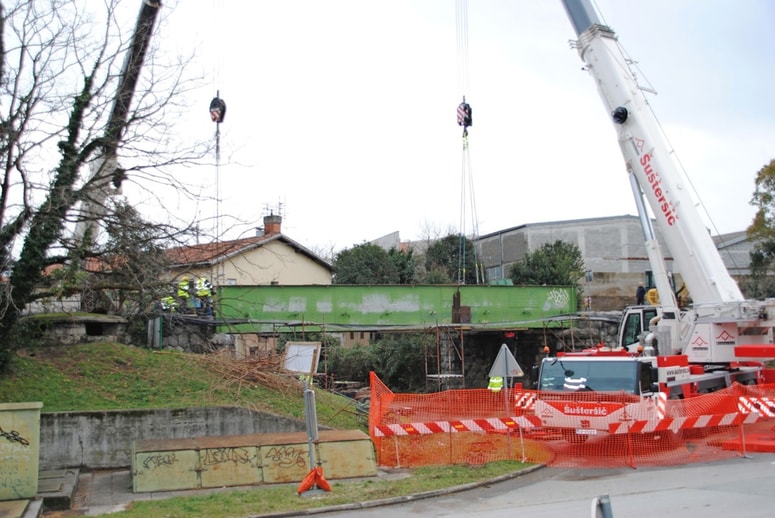 Danes so v Solkanu postavili začasno mostno konstrukcijo. 