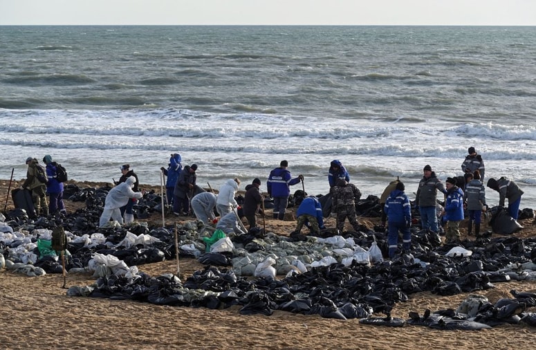 Prostovoljci se trudijo odpraviti posledice izlitja mazuta v morje.