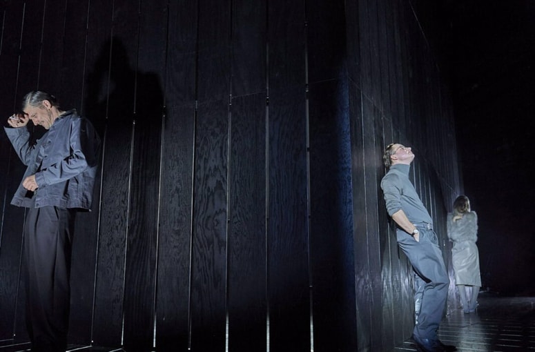 Umazane roke v režiji Mateje Koležnik v Berliner Ensemble 