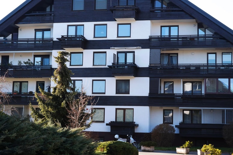 Zločin se je zgodil v enem izmed stanovanj v bloku na Alpski cesti na Bledu. 