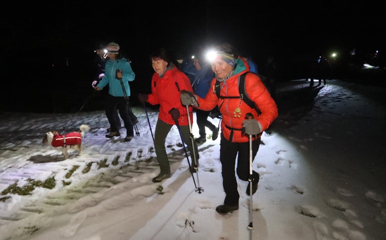 Med obvezno opremo spada tudi baterijska svetilka. 