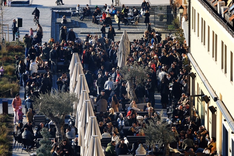 Sonce je pritegnilo množico na druženje na Lentu. 