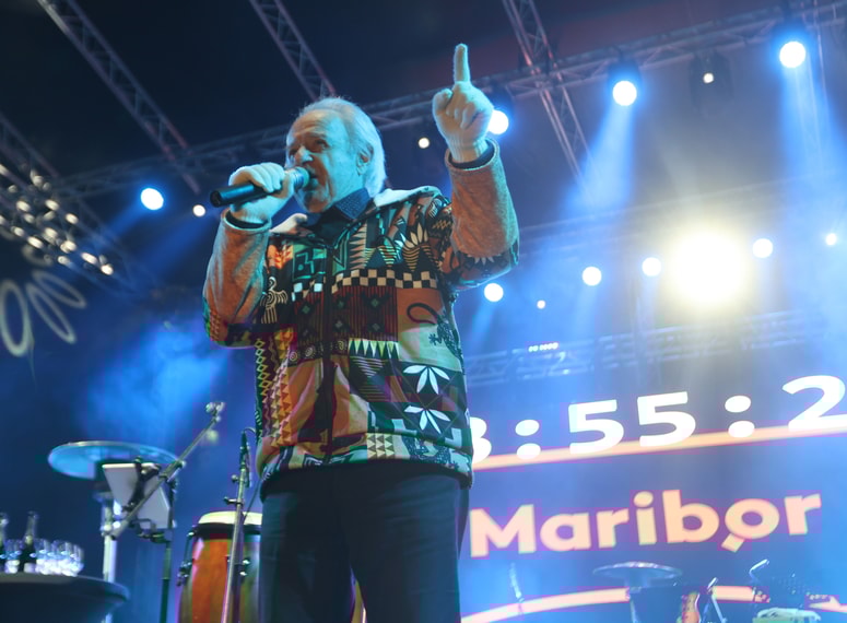 Alfi Nipič je na Trgu Leona Štuklja odšteval do novega leta.