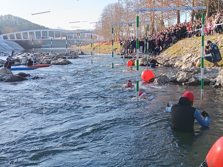 Glavna fotografija članka:(FOTO in VIDEO) Novoletni skok v Savinjo: Preživela! Naslednje leto pridem spet!