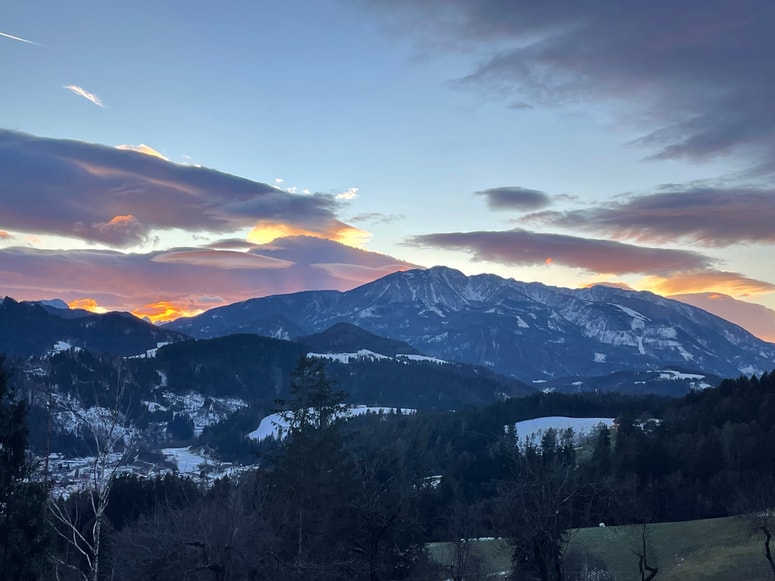 Zimska idila na Peci pred sončnim zahodom 