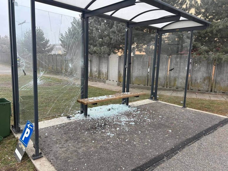 Uničeno avtobusno postajališče 