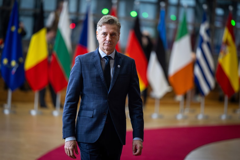 Pristojne vladne službe ocenjujejo, da za objavami stoji neznani akter, katerega cilj je očrniti aktualno vlado in vnašati negotovost ter nestabilnost v slovensko družbo.