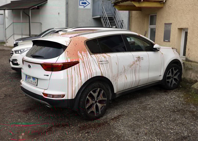 Glavna fotografija članka:(FOTO) V Mariboru polil avto z neznano tekočino, ki je spominjala na kri