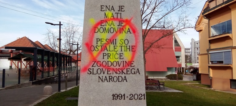 Neznanci so pobarvali napis, zdaj je spomenik že očiščen. 