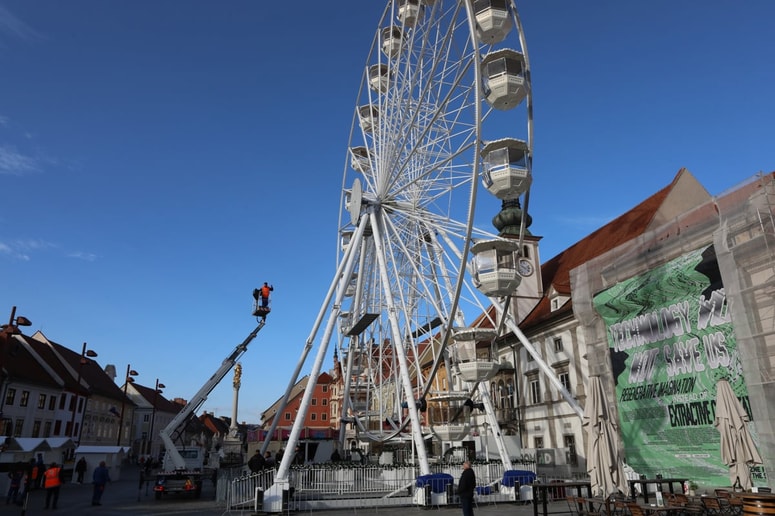 Glavna fotografija članka:(PISMO BRALCA) Panoramsko kolo pred mestno hišo v Mariboru?