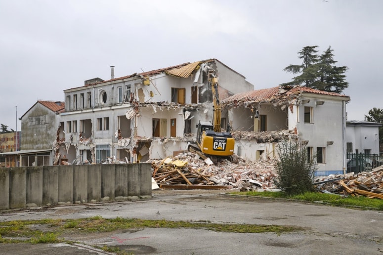 Začelo se je rušenje stavbe v Ulici 15. maja, v kateri je do leta 2015 domovala koprska policijska uprava.