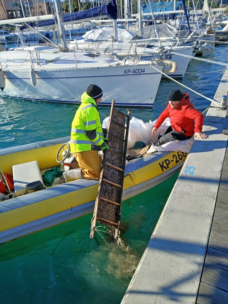 Med predmeti, ki so jih potapljači prinesli na suho, so bile tudi nenavadne stvari.