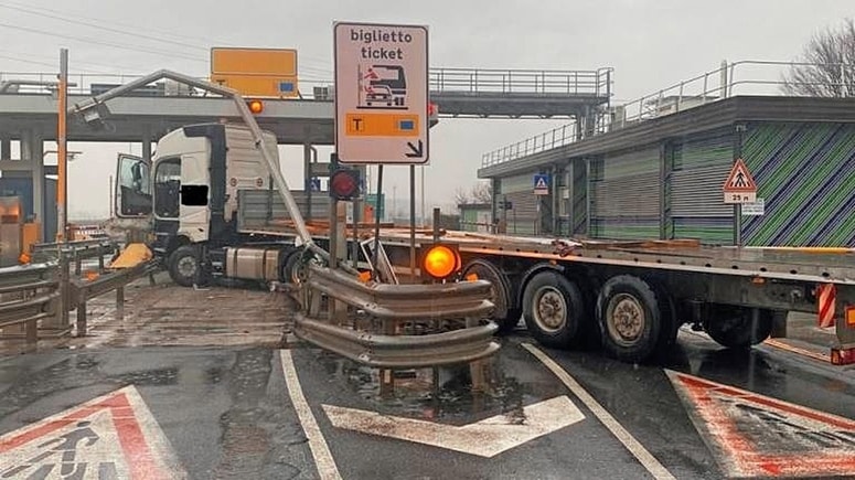 Tovorno vozilo je dopoldne na avtocesti A4 pri kraju San Giorgio di Nogaro podrlo varnostne ograje cestninske postaje. 