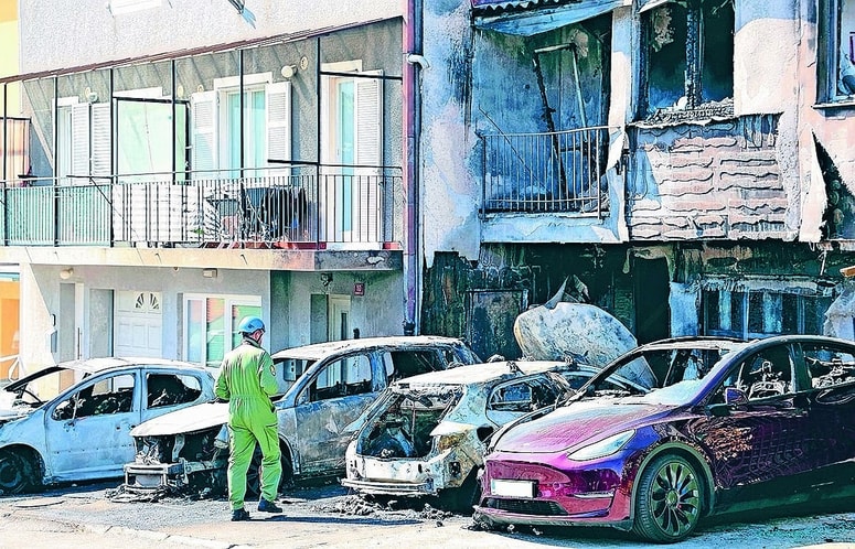 Devetega maja so plameni v Vodopivčevi ulici uničili pet vozil in poškodovali tri stanovanja.