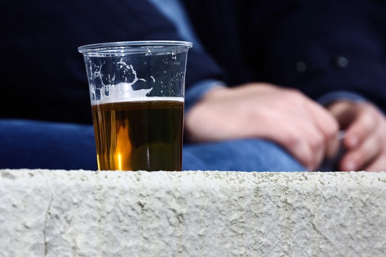 Glavna fotografija članka:Prvenstvo za bogate: Obiskovalca tekme med Hrvaško in Slovenijo šokirala cena piva