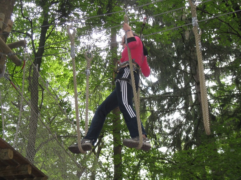 Tožnica trdi, da ni vedela, da lahko vajo kadar koli prekine in da ji lahko inštruktorji z lestvijo pomagajo na tla. Fotografija je simbolična. Foto. Arhov Večera