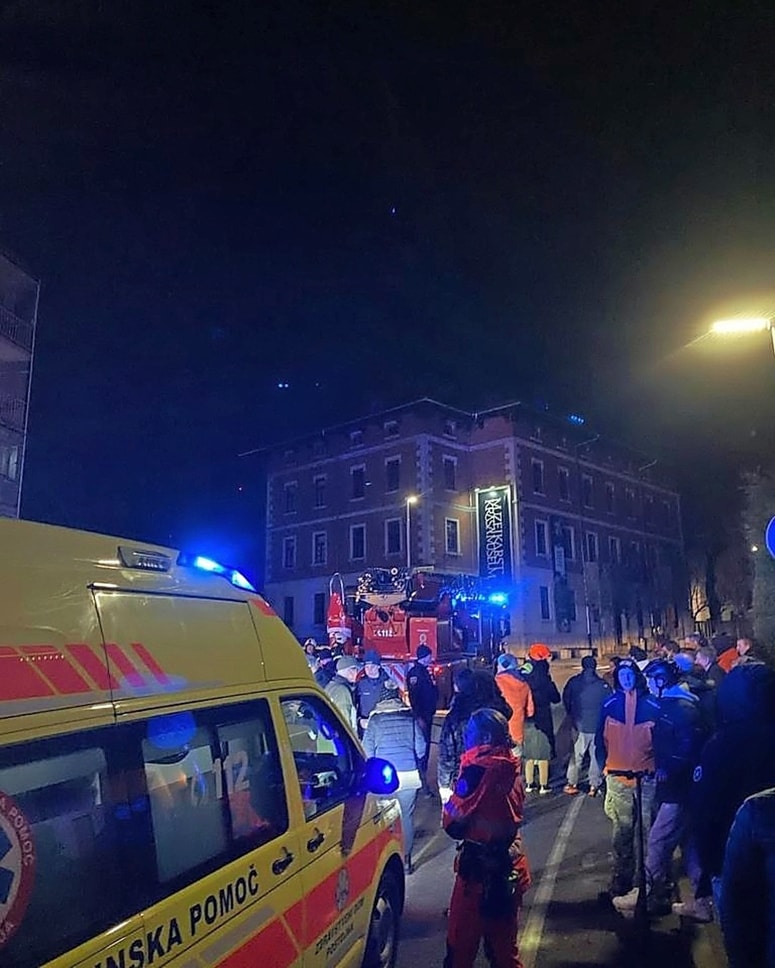 Iz bloka so gasilci z lestvami evakuirali stanovalce, med katerimi so bili tudi starejši in otroci.