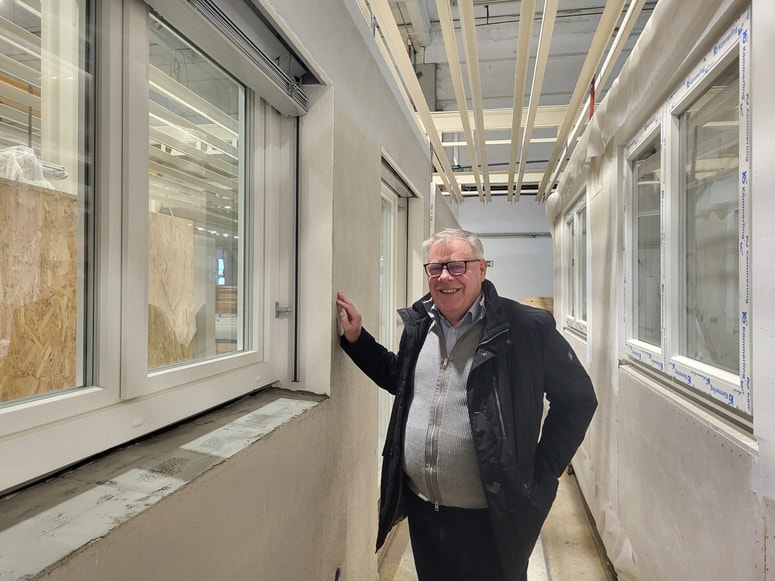 Vidko Švajger v proizvodnji podjetja Pergola v Radljah ob Dravi 