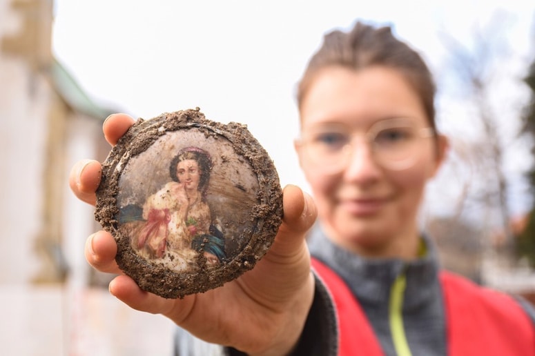 Glavna fotografija članka:Ob prenovi starega trškega jedra v Laškem našli ... Kaj drugega kot del pivskega vrčka!