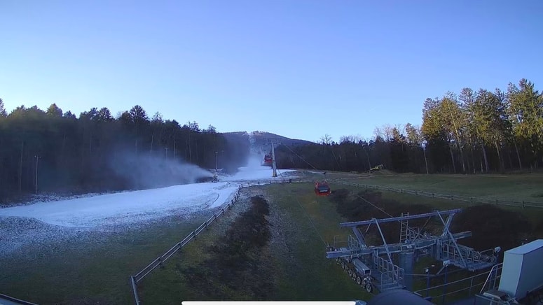 Zasnežujejo Čopovo progo do doline. 