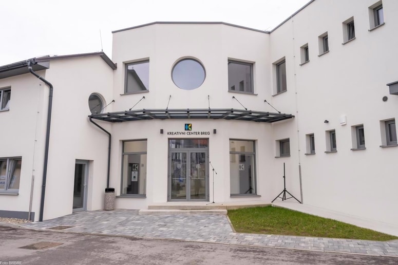 Prva razstava v Bregu letos obsega 30 del 22 priznanih in uveljavljenih slovenskih umetnikov in ene srbske umetnice različnih generacij, zastopanih v slikarstvu, kiparstvu, grafiki in fotografiji.