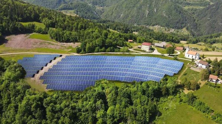 V jedru preiskave evropskega javnega tožilstva sta podjetji JHP in Evrokredit, ki skušata sredi vasi Zgornje Počakovo v občini Radeče postaviti ogromno polje sončnih elektrarn. Lokalna skupnost temu ostro nasprotuje. 