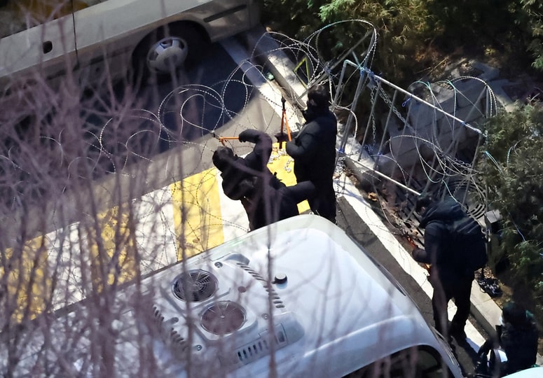 Preiskovalci so se v predsedniško palačo morali prebijati tudi prek bodeče žice. 