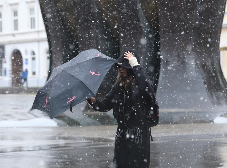Danes bo na vzhodu že čez dan rahlo naletaval sneg.