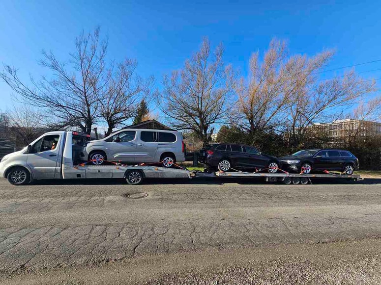 Preobremenjeno tovorno vozilo, ki so ga ustavili ljubljaski prometni policisti.