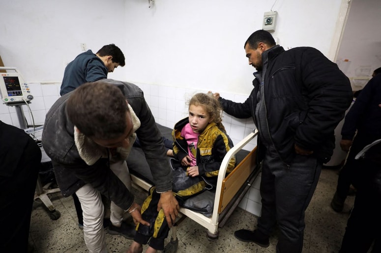 Palestinska deklica, ki je bila včeraj ranjena v Gazi.