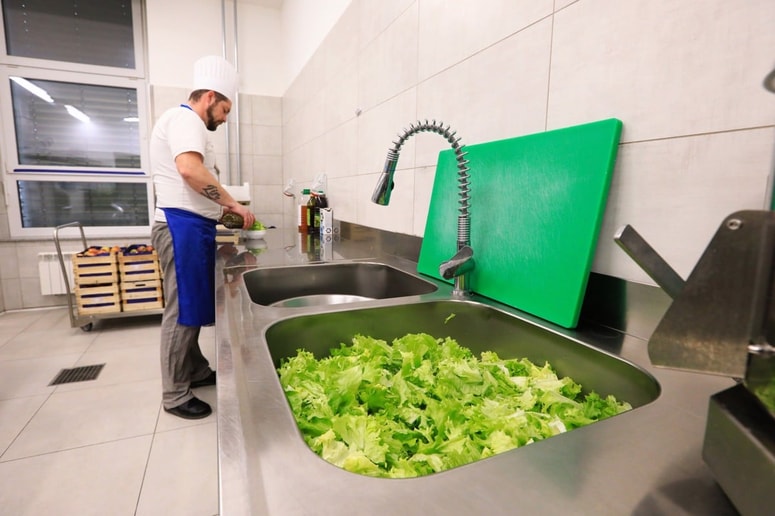 Največji dobavitelj živil v javne zavode je Mercator. Vrednost njegovih naročil je 12 milijonov evrov, na drugem mestu je podjetje Geaprodukt, ki se ukvarja s prodajo sadja in zelenjave na debelo. 