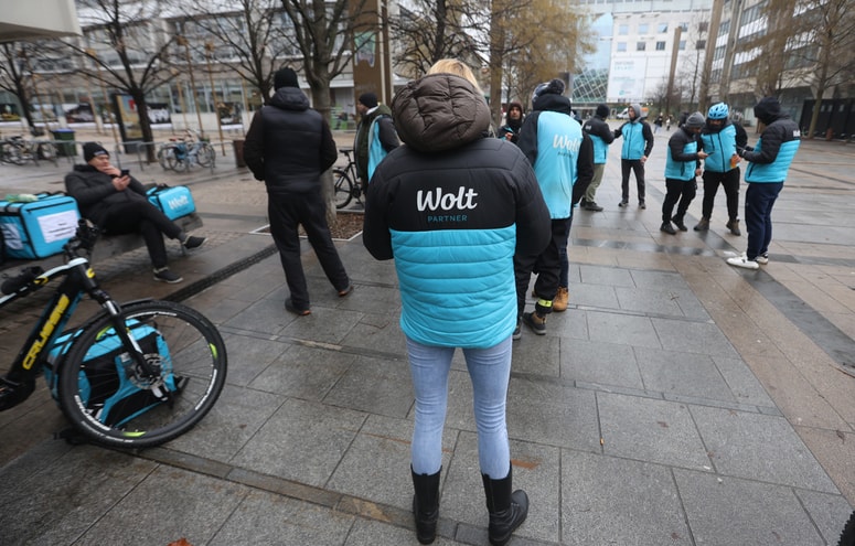 Glavna fotografija članka:(FOTO) Protest dostavljalcev Wolta na Trgu Leona Štuklja: "Platforma služi, mi životarimo!"