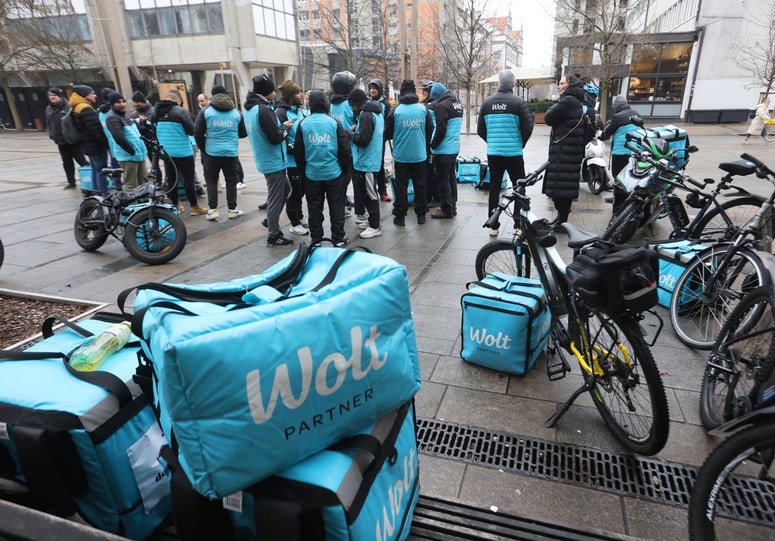 Protest Woltovih dostavljalcev hrane na Trgu Leona Štuklja v Mariboru v četrtek, 16. januarja 2025. 
