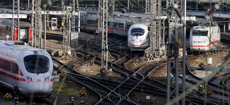 Proti moškemu poteka preiskava, ker ni kupil vozovnice, čaka ga tudi postopek zaradi oviranja vožnje vlaka.